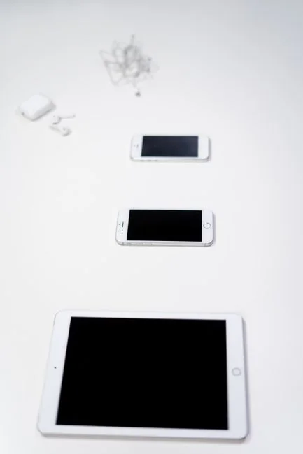 Icônes vectorielles montrant un téléphone moderne près d’un écran d’ordinateur et d’une carte bancaire, avec des lignes grises sur fond violet